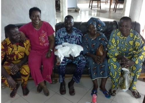 Bebe tisane 60 le couple est venu dire meri a m zougnon et son epouse copier